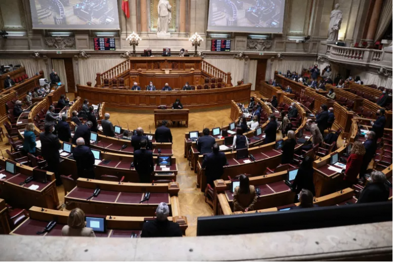 Read more about the article COVID-19: PS defende que “Portugal não falhou”, PSD diz que Governo “andou atrás do prejuízo”